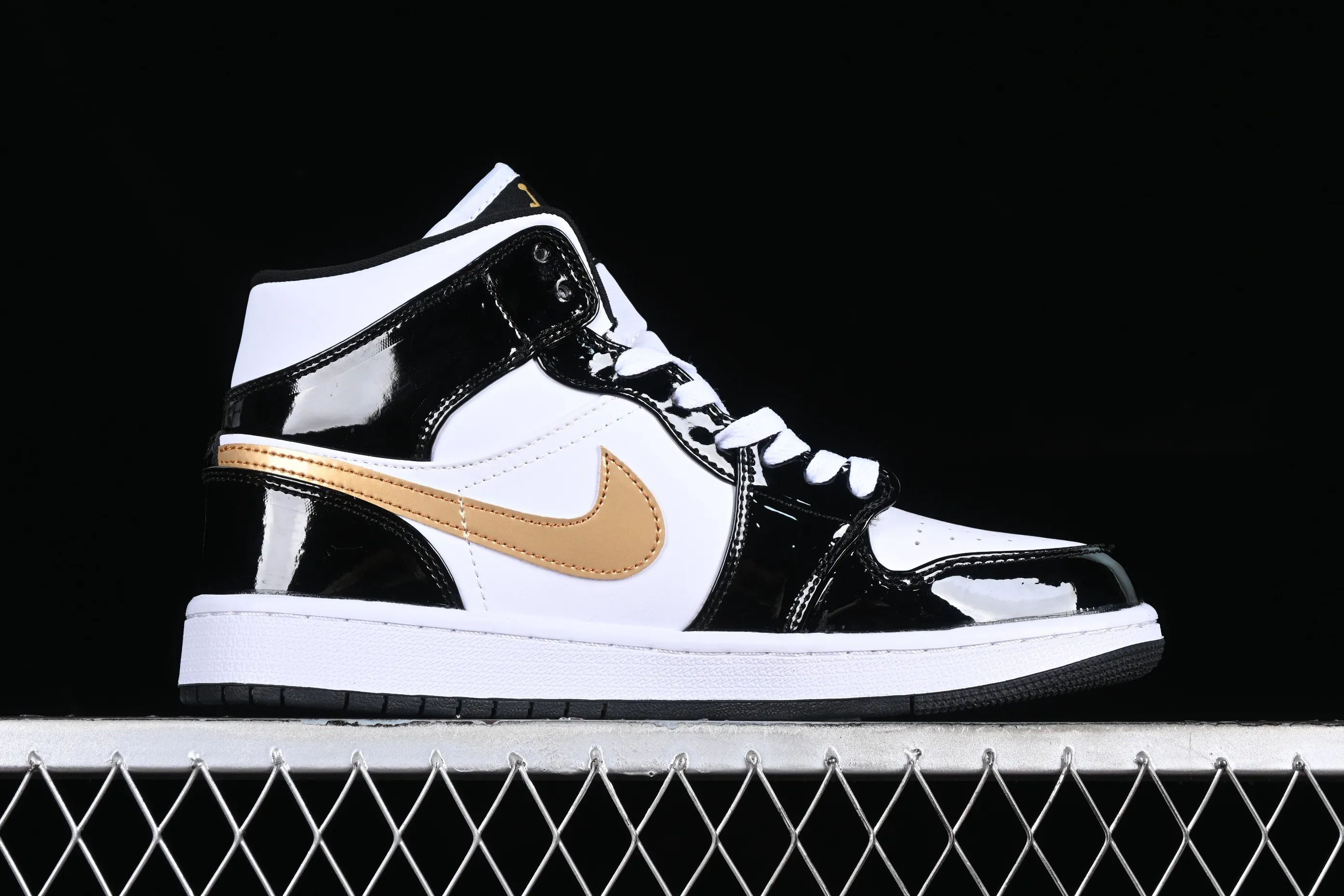All categories Air Jordan Jordan series basketball shoes Air Jordan 1 Mid Air Jordan 1 Mid SE AJ1 Joe 1 small black gold patent leather mid-top basketball shoes 852542-007